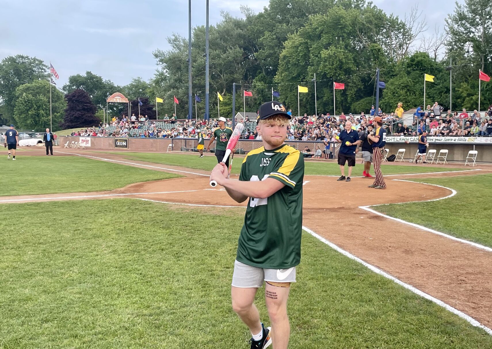 Thousands turn out for Kenosha Kingfish Legends Celebrity Softball Game